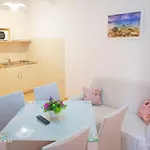 招待所 & Cakelic 3*