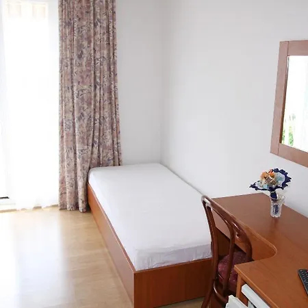 & Cakelic Guest house