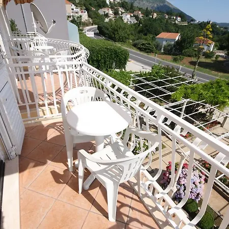 & Cakelic 3* مْليني